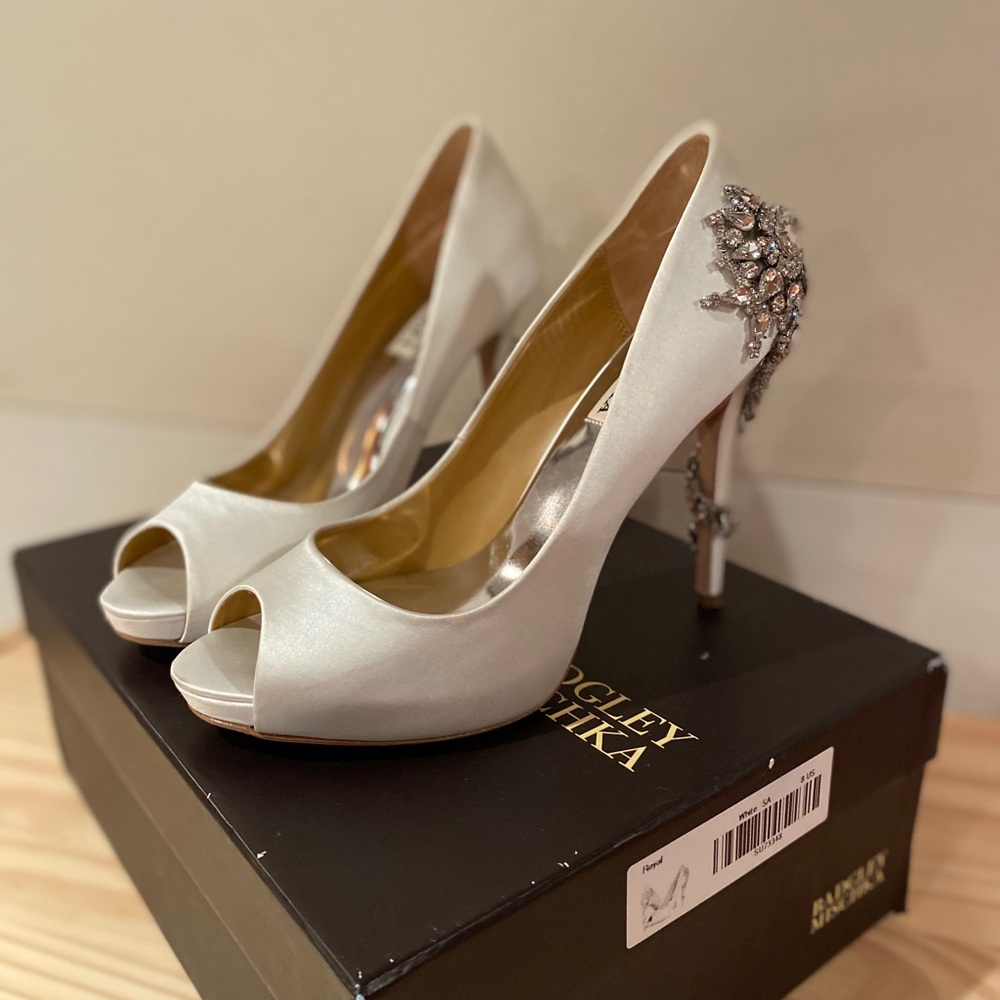 Badgley Mischka size 8 Royal heels